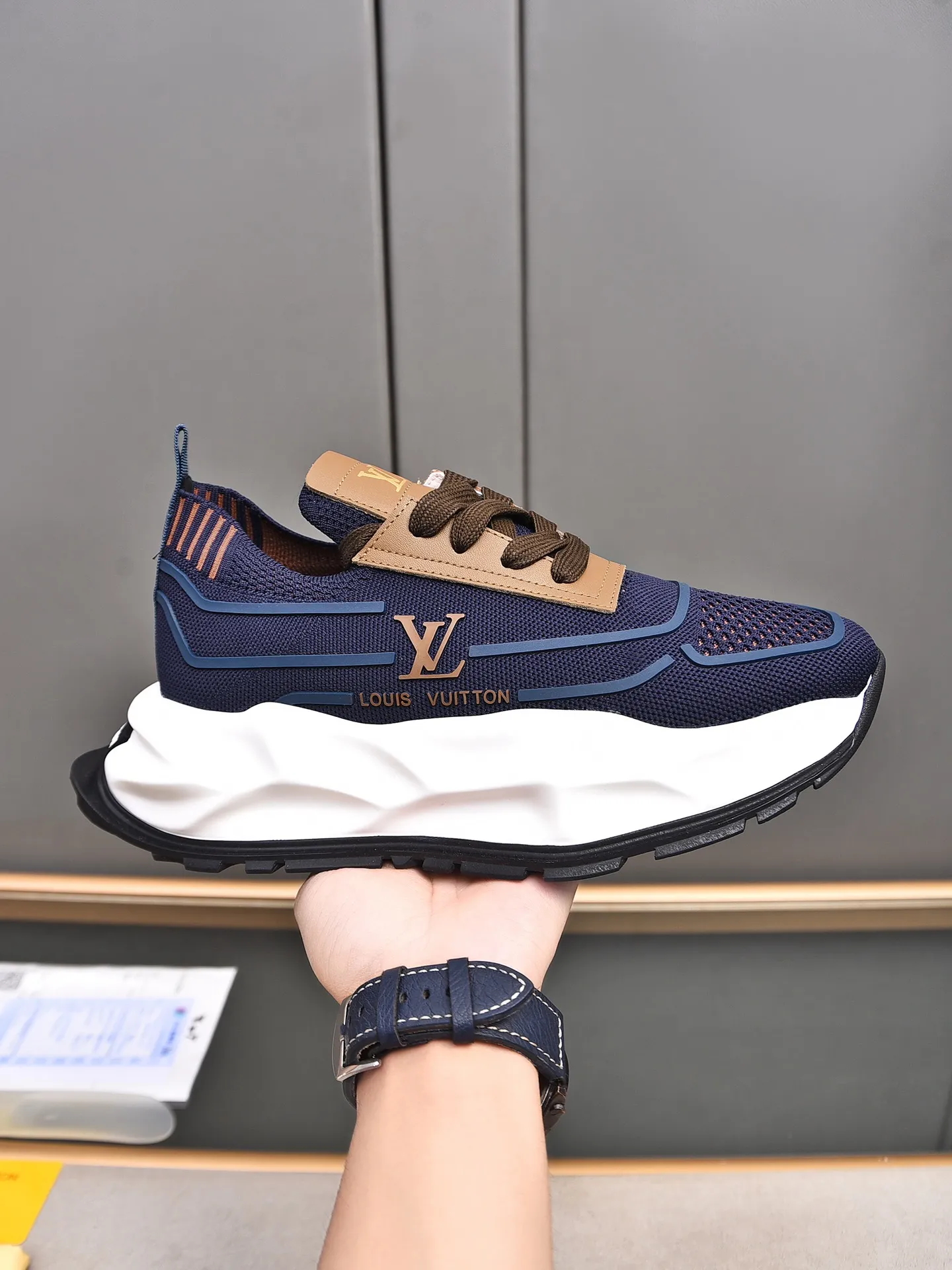 Men's shoes 💰500 LV high-end hot model 👍 Counter 1 design. The face is made of high-elastic fly knit + cowhide + imported glue! TPU outsole is easy to put on, light, comfortable and elastic, trendy and fashionable! ! ! 💪Multiple colors to choose from! Code number: 38-44 (45 46 customized)